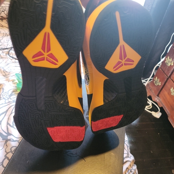 Brand new kobe 5 bruce Lee's no og box size 13 - Picture 3 of 4